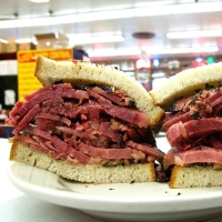 5 bonnes adresses pour manger un sandwich au pastrami à New York
